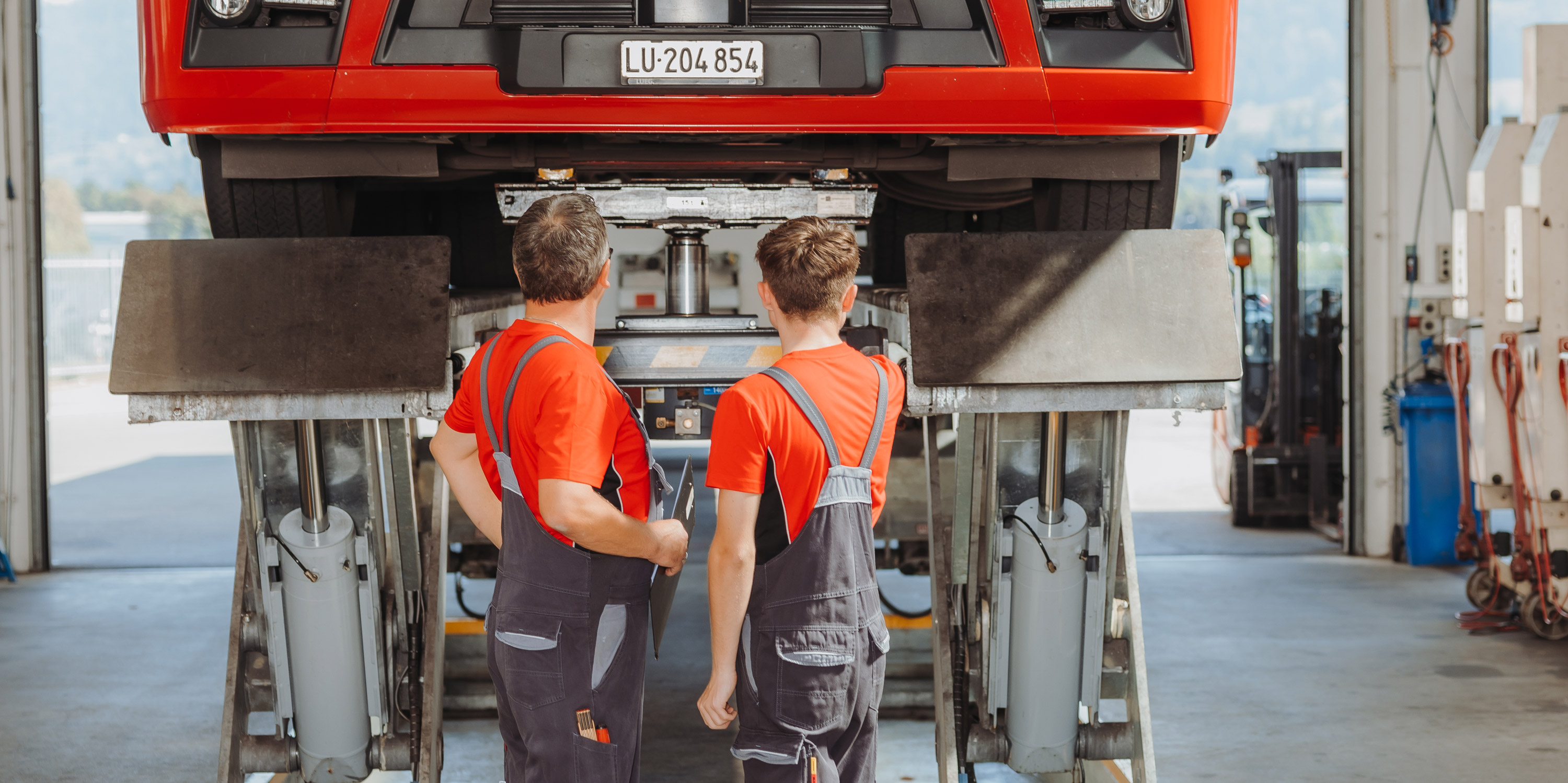 Werkstattmitarbeiter (a) Werkstattmitarbeiter (a)